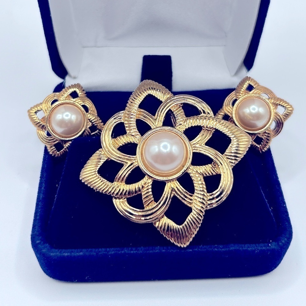 Vintage Pearl Gold Brooch Matching Earrings Set Post Backs​​​​​​​​​ - Picture 4 of 8
